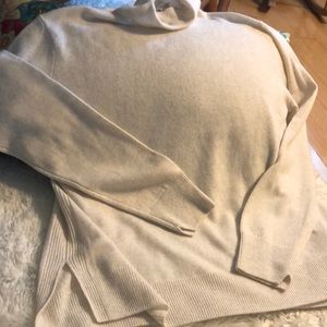 Vince Med sweater like new, off white really expensive sweater classic